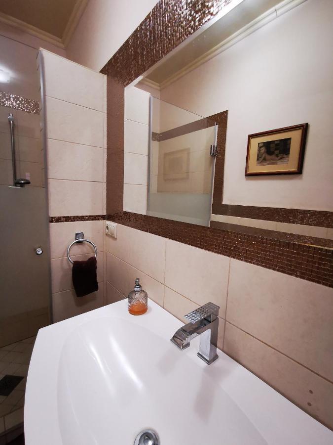 Luxury Basement In The Surrounding Of Budapest Apartment Mogyorod Ngoại thất bức ảnh